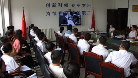 為深入學習習近平新時代中國特色社會主義思想和黨的十九大精神，落實好“不忘初心、牢記使命”主題教育相關(guān)工作。8月16日，隧道公司機關(guān)黨支部黨員大會在公司1號會議室召開，機關(guān)黨支部