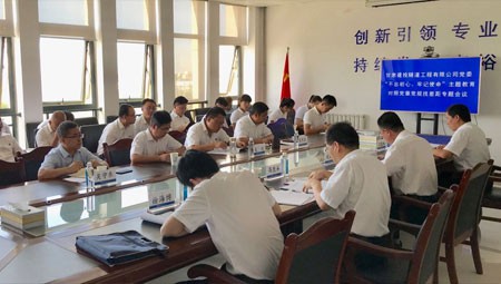 對照黨章黨規(guī)找差距，是主題教育學習教育和檢視問題的重要內(nèi)容，是推動黨員領(lǐng)導干部主動檢視自我、自覺修正錯誤的重要措施。根據(jù)中央主題教育領(lǐng)導小組《關(guān)于在“不忘初心、牢記使命”主